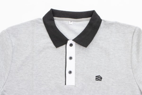 Camiseta polo color plomo