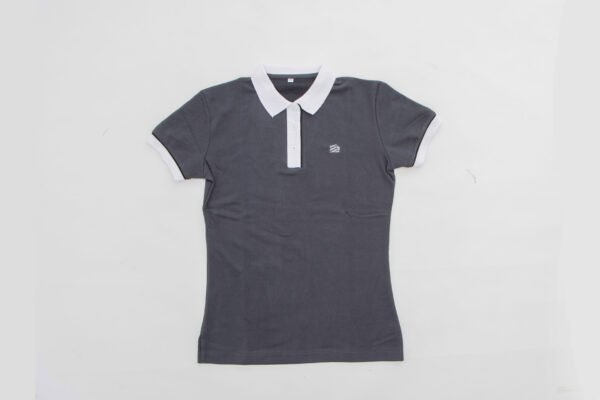 Camiseta polo gris, cuello blandiz y resortes blancos