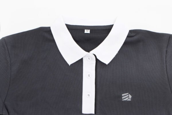 Camiseta polo gris, cuello blandiz y resortes blancos
